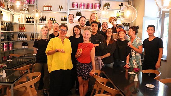 Angela Bauer (Gesch&auml;ftsf&uuml;hrerin und Vorst&auml;ndin des Jugendhilfetr&auml;gers hpkj e.V., gelb) und Gastronomin Sandra Forster (rot) fwiwerten mit ihren Mitarbeitern den 11. Geburtstag des Das Roecklplatz  (&copy;Foto: Martin Schmitz9